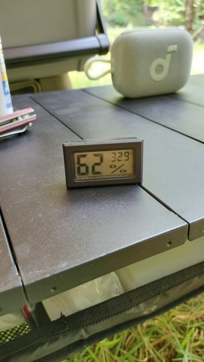 nasubi628's tweet photo. えーっとねぇ、本日無風です。あちぃって。
今日は他の契約者さん達来なさそうだから完ソロ。
なのでパンイチで過ごしてます。通報しないでね。
ああ、あと私の区画の中に栗の木とモミジがあるので秋は楽しみですね。テントに穴あきそうで怖いけど。 https://t.co/AdGaGfNUci