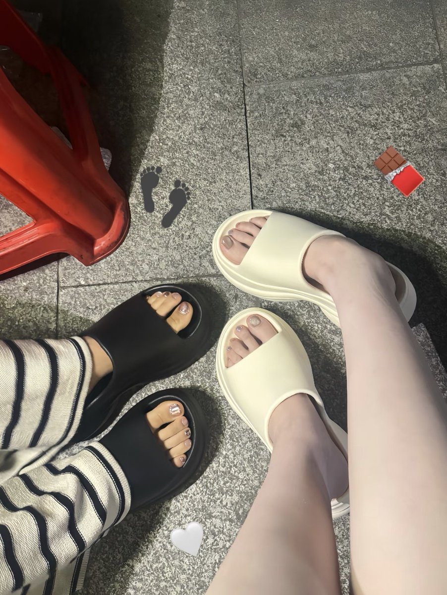 h66hw's tweet photo. 🥵跟表妹一起逛街好累啊…找个地方歇歇脚吧 https://t.co/fFaphMXpID