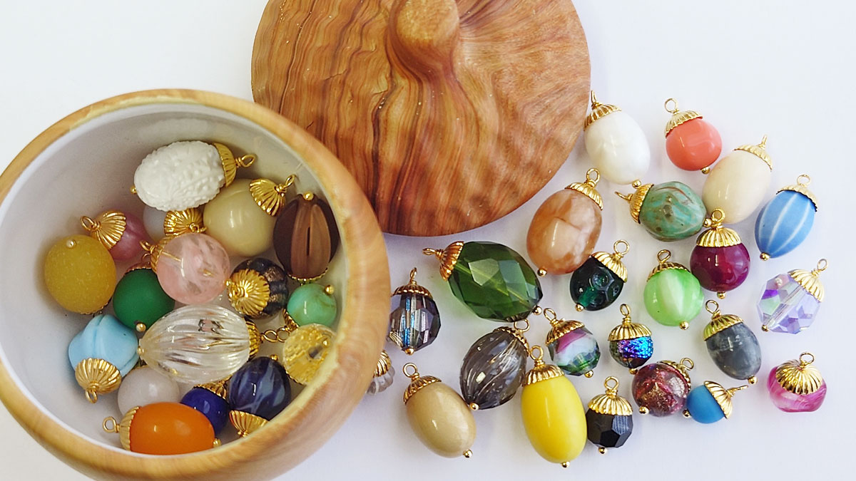 Catalyst_shop's tweet photo. 🌰🎁プレゼント企画🎁🌰

どんぐりモチーフの器と、色とりどりの「実」をイメージしたビーズチャームをセットで1名様にプレゼント✨

🍂応募方法
① @Catalyst_shop をフォロー
② このポストをRP

さらに！
リプで「好きな実」を教えてくださった方は当選確率UP🌰🍎🍇✨ https://t.co/9HGI7JvGAu