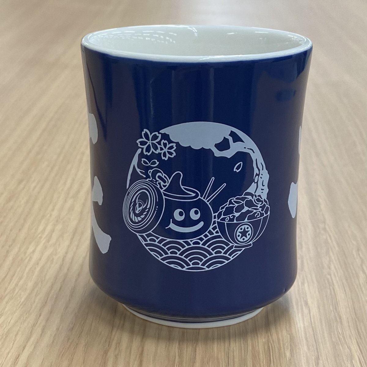 yoshinoyagyudon's tweet photo. 30pt景品の磁器製スラミチver.「湯呑み」の試作品を確認中❗

お茶がいつもより美味しく感じられる湯呑みに仕上がってます。
桜に囲まれたスラミチが可愛い和風デザイン🌸
返すと、”吉野家”の筆文字が✨

※デザインや仕様は予告なく変更になる場合があります
#吉野家ドラクエウォーク https://t.co/O7LWkOUqfD