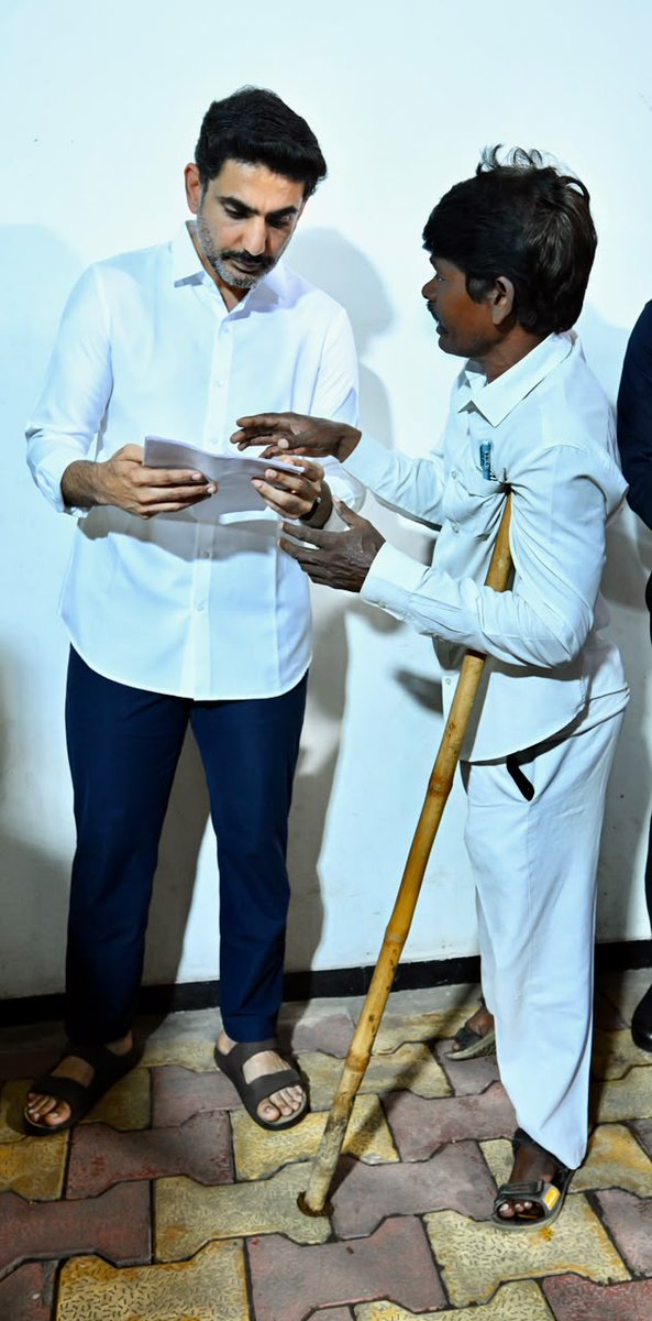 naralokesh's tweet photo. విశాఖపట్నం పార్టీ కార్యాలయంలో 82వ రోజు ప్రజాదర్బార్ నిర్వహించాను. టీడీపీ కార్యకర్తలు, ప్రజలను కలిసి వివిధ సమస్యలపై వినతులు స్వీకరించాను. ఆయా విజ్ఞప్తులను పరిశీలించి సమస్యల పరిష్కారానికి కృషిచేస్తానని హామీ ఇచ్చాను.
#PRAJADARBAR https://t.co/UKW5rqASwE