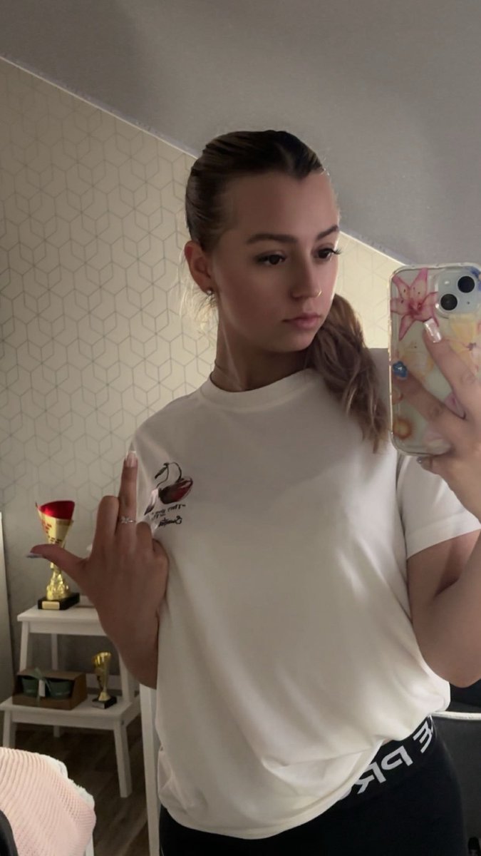 Koeniginkaro_'s tweet photo. Wer möchte schon von einem 19 jährigen Mädchen dominiert und ausgelacht werden? ✨ https://t.co/zQ2Oyjqimu