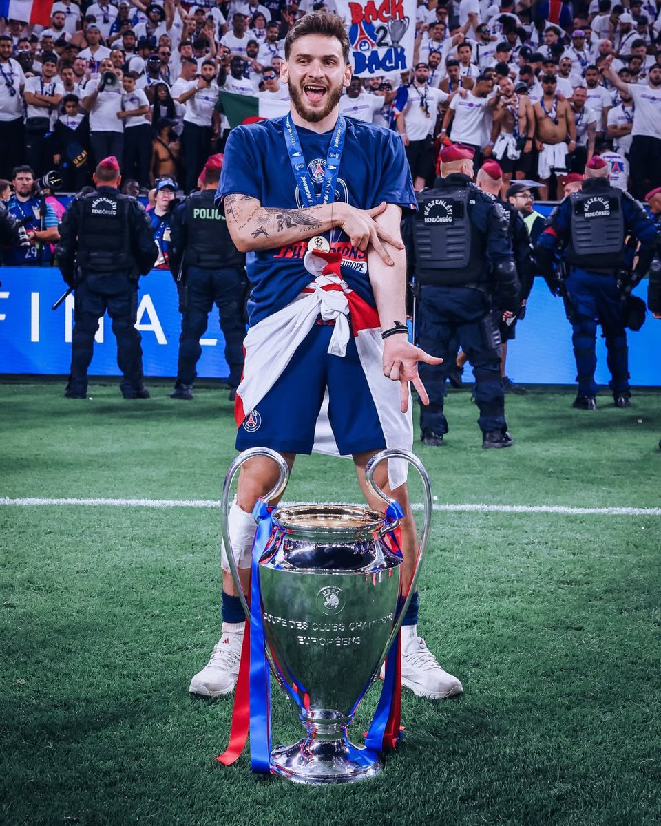Djaameel_'s tweet photo. 🔴🔵 EXCL : Le PSG passe à l'action pour Khvicha Kvaratskhelia : une offre de prolongation est sur la table.

Apprécié de tous au club grâce à ses performances et sa mentalité, le staff comme la direction veulent en faire un pilier du projet parisien. 🇬🇪 https://t.co/iAXOF2EcSW