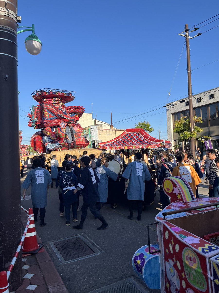 Shinchan_VRC's tweet photo. 沼田あんどん祭りきた！　夜楽しみだね〜
焼き鳥とメロンうまーい　野菜もいっぱい買ってしまった🙌 https://t.co/1D3GFEbcPr