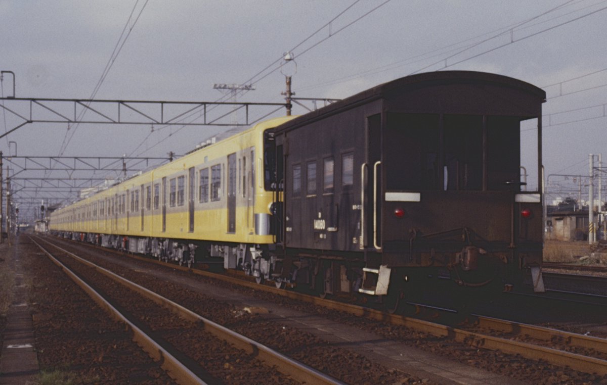 fwhk5501's tweet photo. 【回想】新鶴見操車場

西武3000系一次車の甲種輸送

西武3000系一次車は、東急車輌で３編成・24両製造。その第一陣となる3001編成の甲種輸送。
運輸省（当時）の認可前のため、車両番号や西武鉄道の社紋をテープで目隠し。
竣工日：1983年11月10日

1983年10月31日　新鶴見操車場 https://t.co/TXTubpfITI