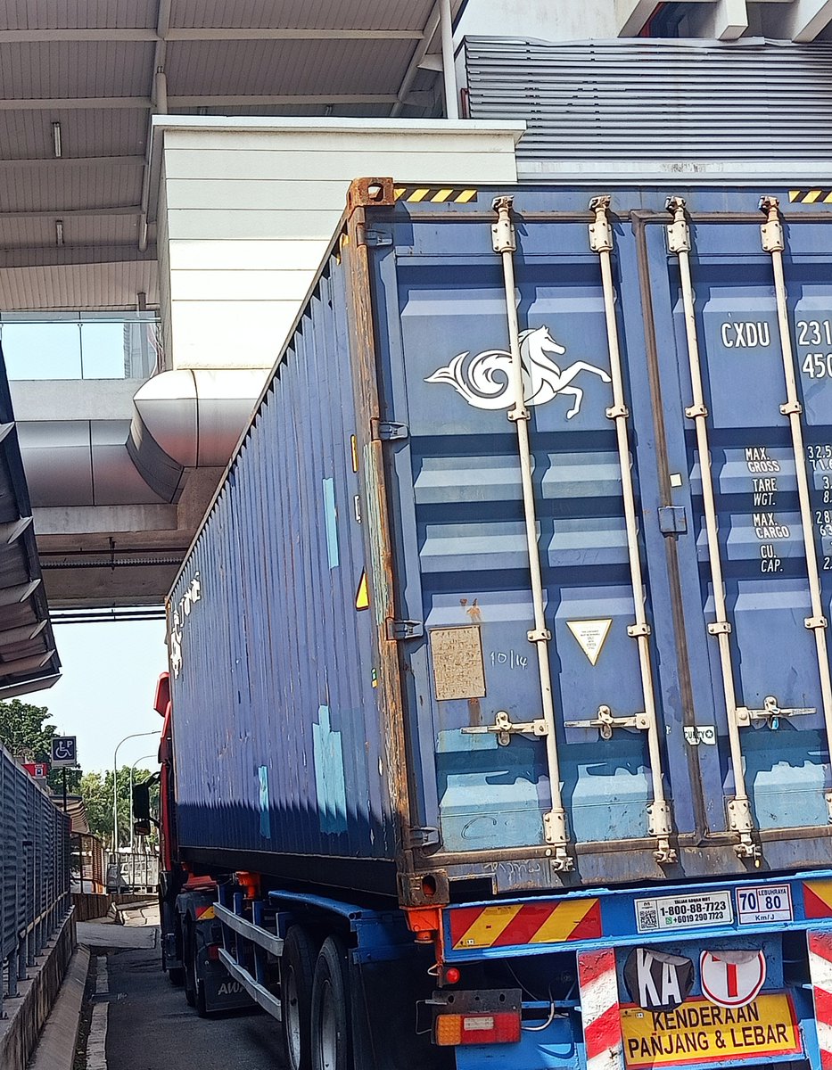 MHasrin91's tweet photo. Abam trailer bott ni kata dia ssah cri parking nak masuk mall, jadinya kita rasa aircond trailer pun cukup dah 🤤 Puas abam trailer cakap sbab dpat rsa creampie. Nnti roger lgi oke klau free. https://t.co/Qrif4mLUlg