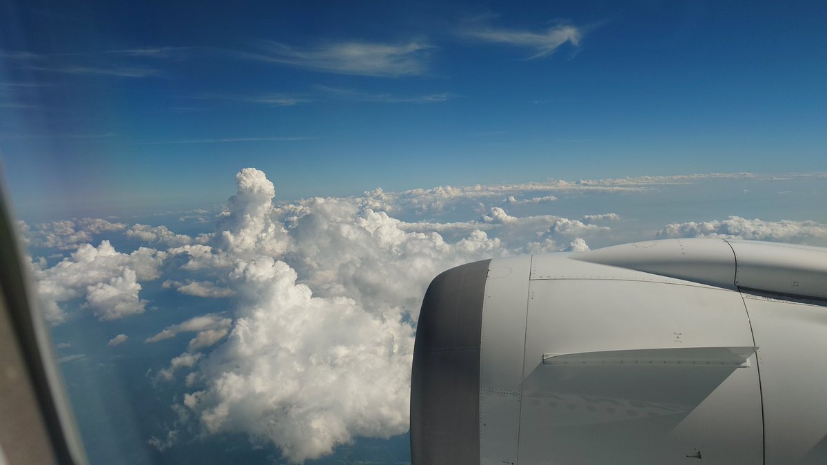 jimihen_70's tweet photo. あれ？前の方に別の飛行機が見えるぞ？と思ったら、羽田が雷雨で着陸できないんで、外で待機するって… https://t.co/ZIdlfBc7Ln