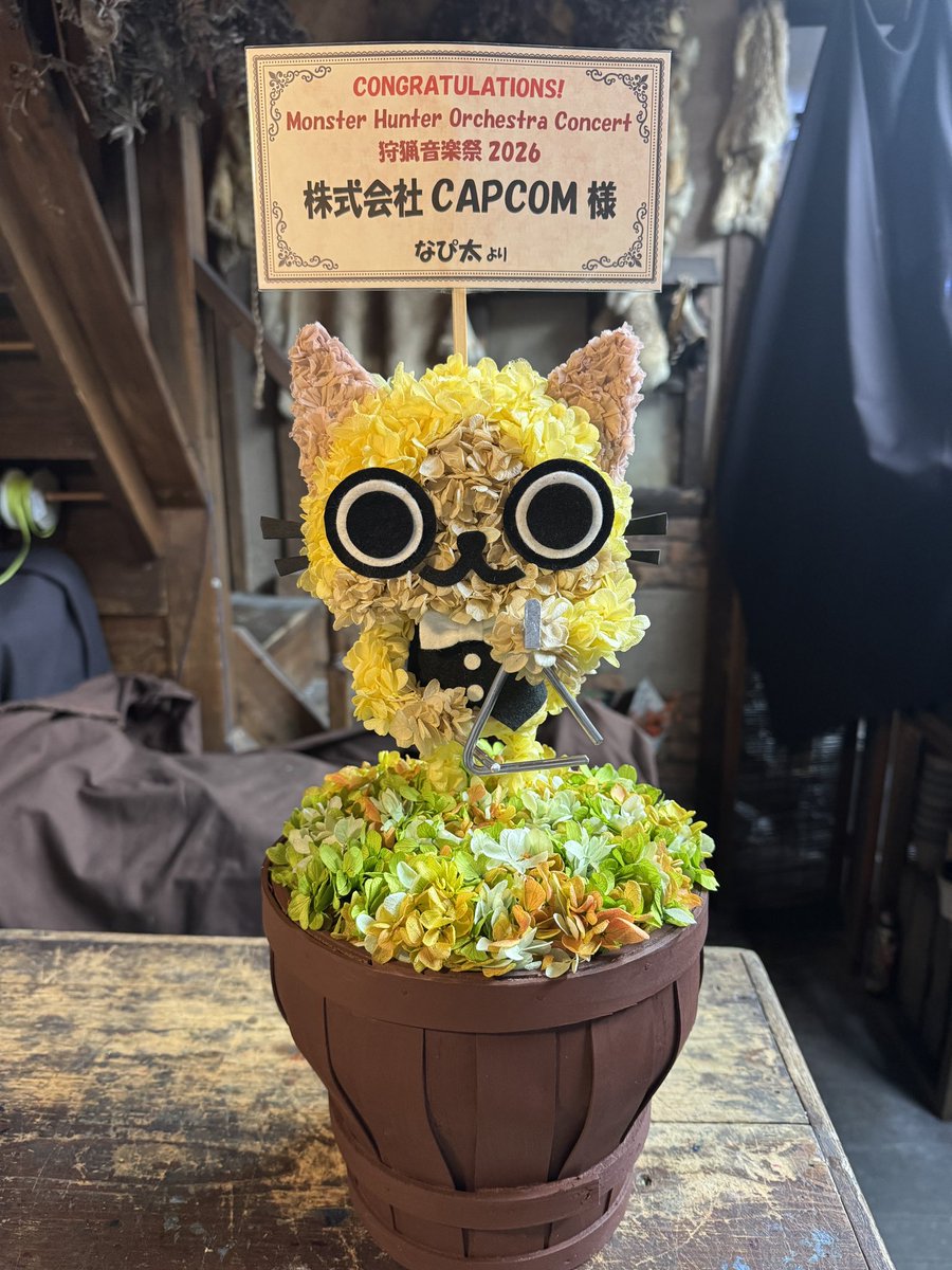 NAPITANAPITA's tweet photo. 明日、8月23日の狩猟音楽祭2026東京会場にお届けするアイルー奏者花です。
今年の楽器はトライアングル。
オケでは迅速に「持つ置く」が出来るようクリップ付きが多く使われているのでそちらも再現しました。
ちなみに揺らすと微かに音も鳴ります。
#狩猟音楽祭2026 #アイルー奏者花 #トライアングル https://t.co/kBrIfSlInK