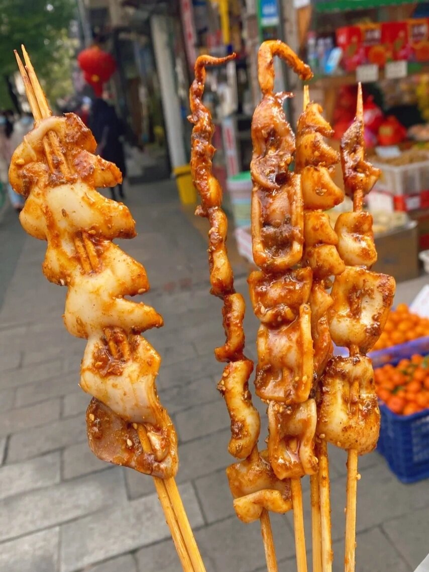 asskin11's tweet photo. Just found the best late-night street snack in town—crispy fried squid skewers with spicy chili flakes, perfect for chasing away the chill! https://t.co/CCb30TUtaj