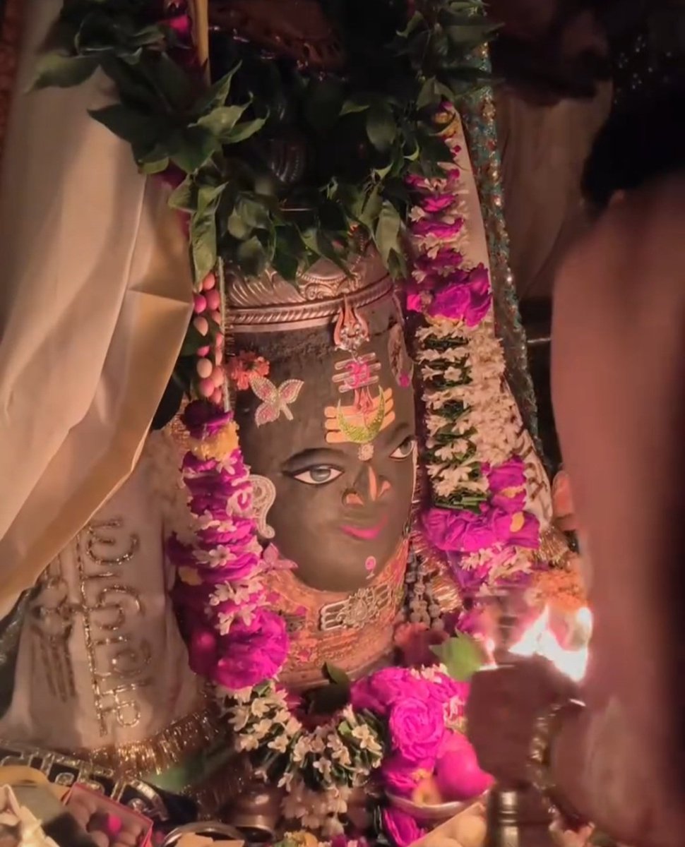 DeleshS's tweet photo. तेरा #दर हो, मेरा #सर हो,
ये #मोहब्बत बस यूँ ही उम्र #भर हो, #महादेव।
जय श्री महाकालेश्वर 🚩🚩
#HarHarMahadevॐ #mahakaal #mahadev #mahakaleshwar #omnamahshivaya #ujjainmahakaal #ujjainkerajamahakal https://t.co/1roLymzaoF