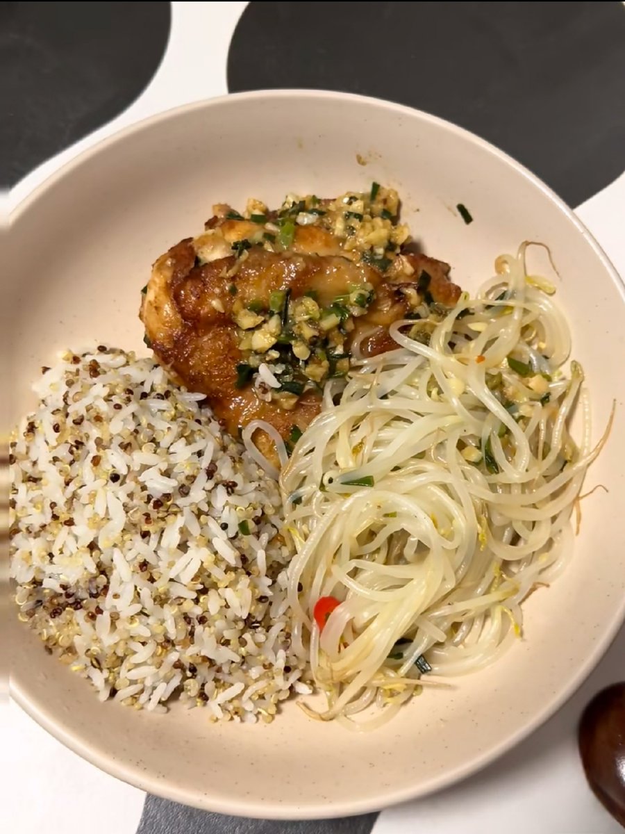 muratt19982's tweet photo. Burn fat happily! This 5-min low-cal meal is packed with grilled chicken breast, quinoa, cherry tomatoes and arugula—perfect for busy weight-losing days. https://t.co/dIaJHViNTA