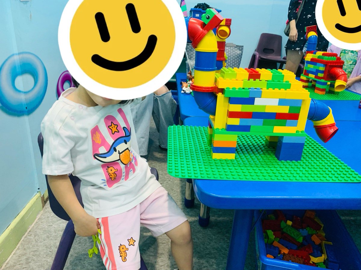 mannix469's tweet photo. Parenting win! 5-year-old Lila and I built a dinosaur block castle together—she insisted the T-Rex be the “guard,” and I’m still tripping over the leftover bricks. Sweet chaos  #FamilyTime， https://t.co/R1uN0zm6mk