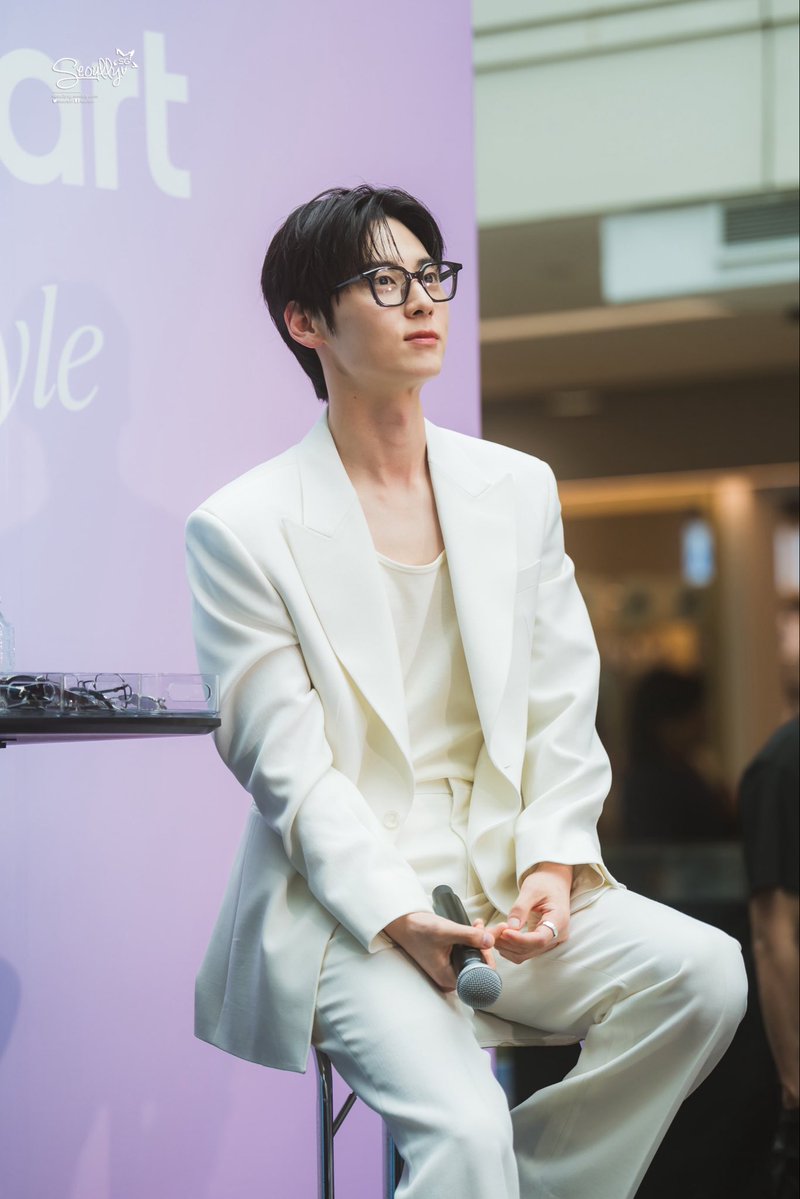 Pulchritudo_mh's tweet photo. 황민현 화이트 수트 입는게 너무 좋음 https://t.co/cNOlBoO6mP