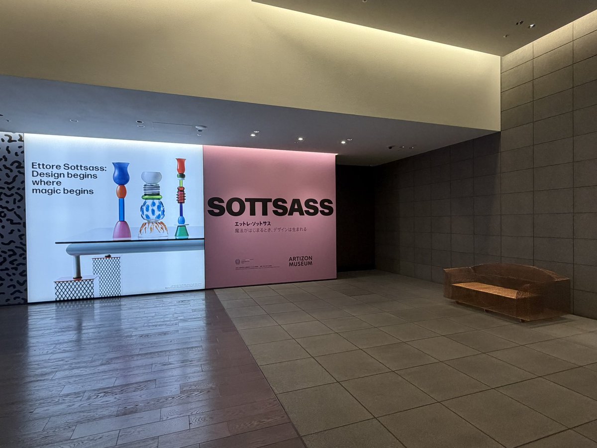retranger_'s tweet photo. ソットサス展入口のロビー、ほとんどの人が素通りしていたが彼と同じグループに属し、2011年には二人展も組まれた倉俣史朗の《ハウ・ハイ・ザ・ムーン（How High the Moon）》が、ソットサスを待っていたかのように迎えている。
常設の椅子が展覧会のゼロ章になっていて、感動してしまう。 https://t.co/MRYezOqGzH