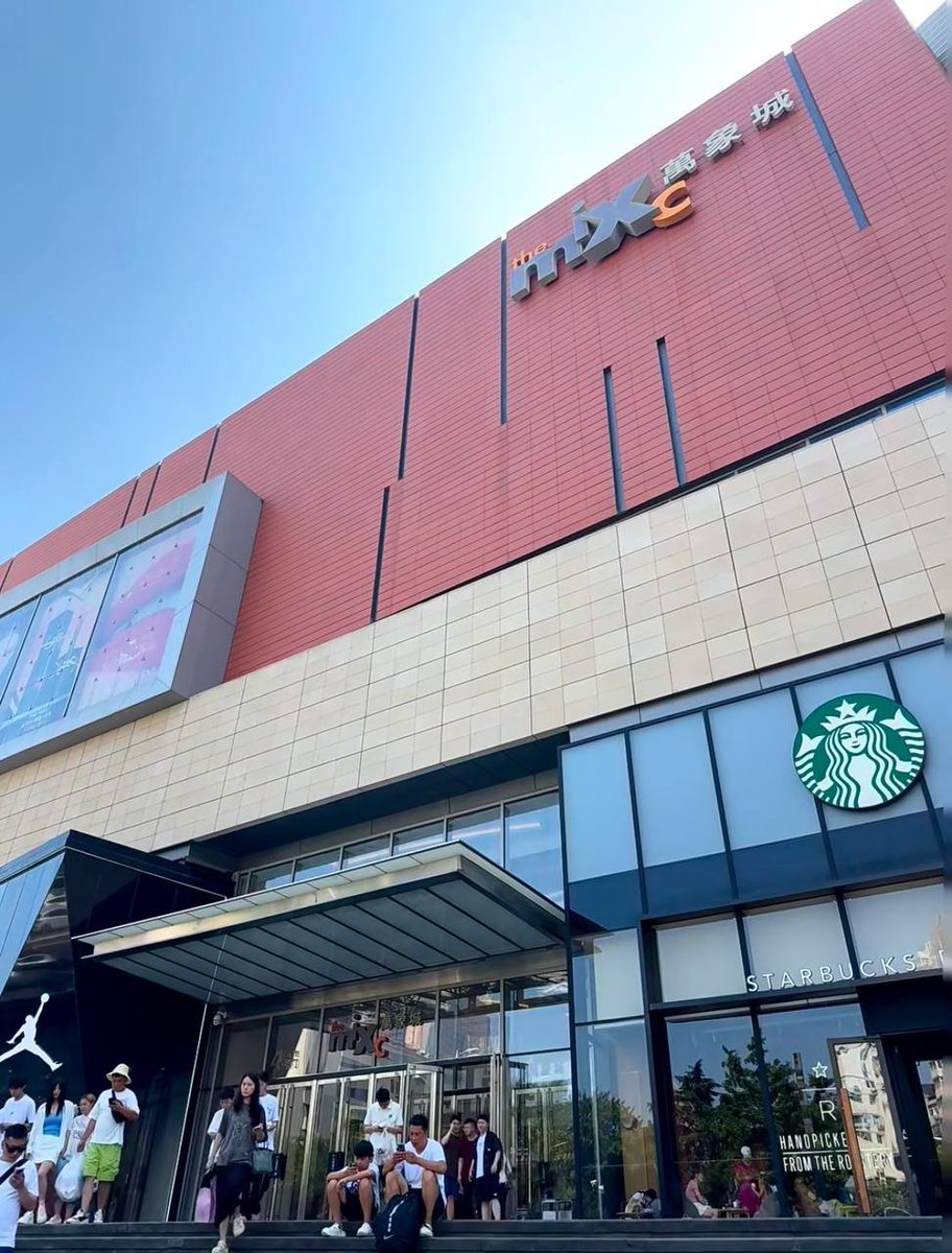 TheHzHenry's tweet photo. 今天小宝不在，和闺蜜来青岛万象城逛逛，今天穿的略微凉快，上衣是透明防晒的外搭，里面搭着一件黑色肩带内衣，下身是黑色短款包臀裙，里面是维密的黑色套装丁字裤，穿着黑色天奴柳丁高跟鞋，看到了记得叫我糖糖~ 今晚请你喝深夜的酒 #青岛 #万象城 #逛街 https://t.co/7RUxoxql4g
