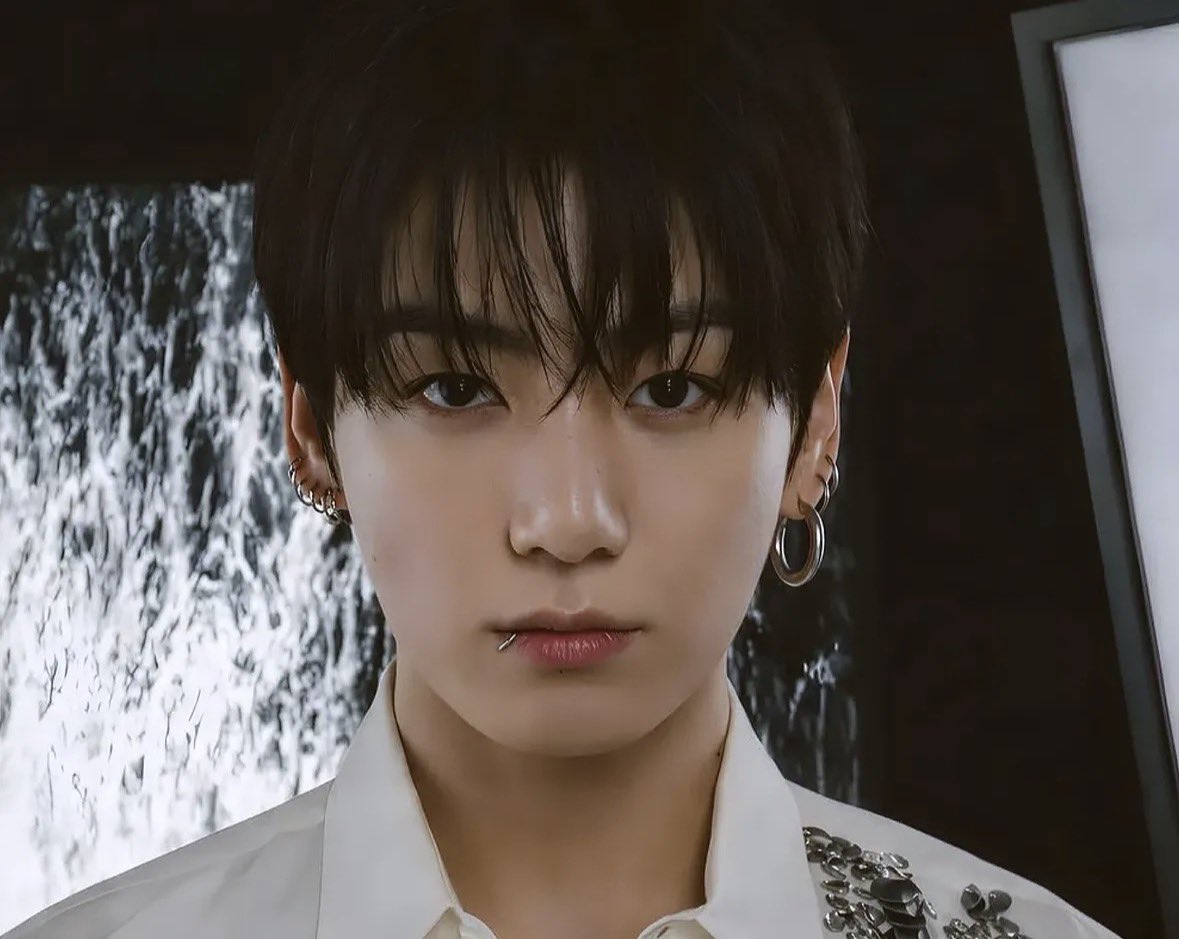 Jungkooki's tweet photo. Redefines the concept of a modern icon for the special feature with Harper’s Bazaar Korea x Hublot. https://t.co/nzNdVHiCce