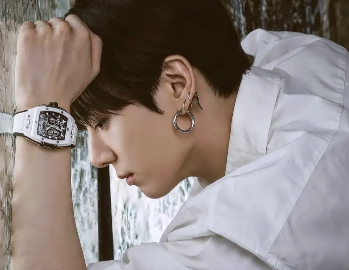 Jungkooki's tweet photo. Redefines the concept of a modern icon for the special feature with Harper’s Bazaar Korea x Hublot. https://t.co/nzNdVHiCce