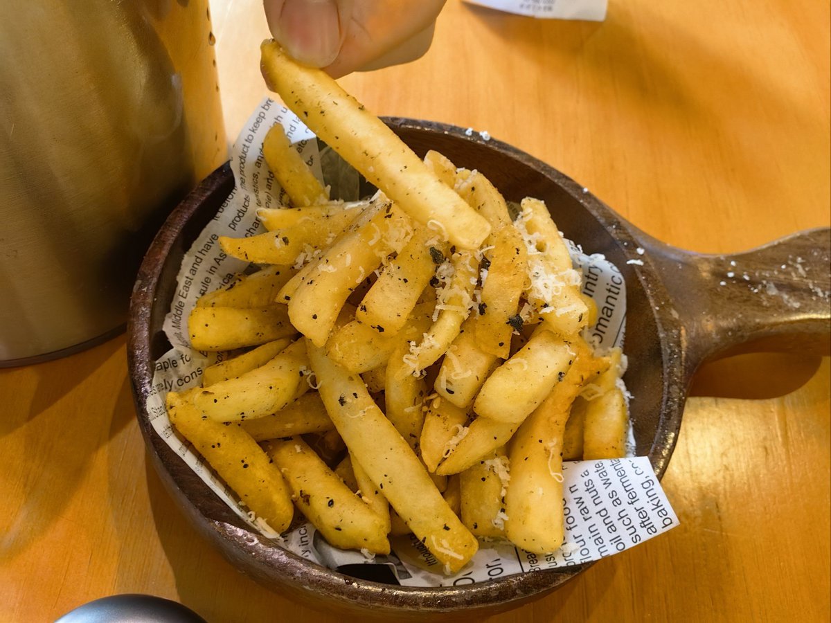 JeremyGremillet's tweet photo. Just got caught stealing my partner’s fries mid-dinner—they laughed and pushed a full plate my way. Best messy, perfect evening ever. https://t.co/thhtEGQPGF