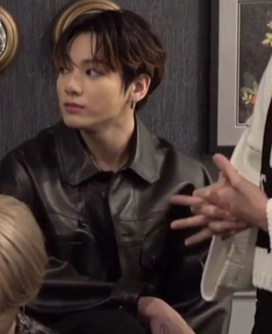 ingriudd's tweet photo. AU 🤍 ¿Sigues enojado, Jungkookie?

Jungkook sufre un ataque de celos cuando el “amiguito” de Taehyung le da like a su publicación.
Por suerte, Taehyung sabe cómo quitarle el enojo.
#aukooktae #taekook https://t.co/j26b1OsYcv
