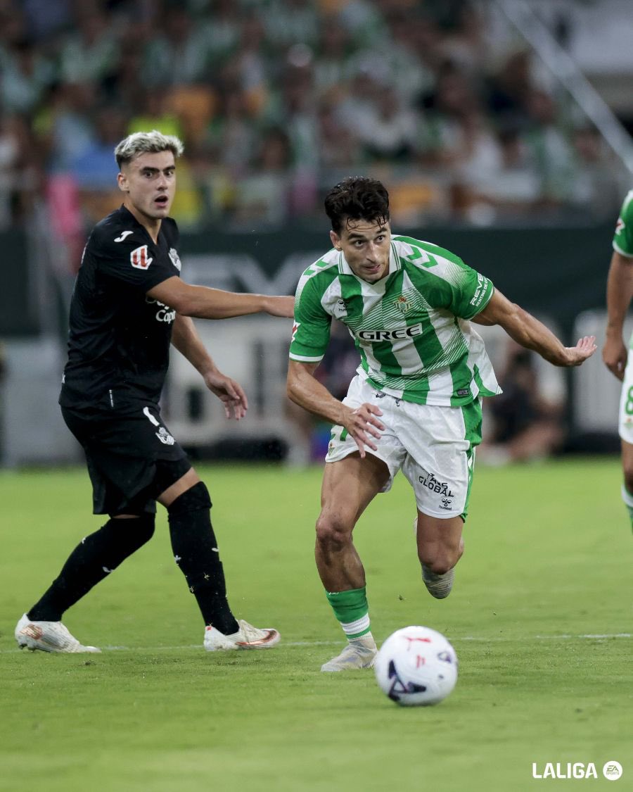 manu_colchon's tweet photo. El partido de Marc Roca ante la Real Sociedad fue muy, muy serio. 

Concentrado, duro en los duelos, apoyando en defensa. Me gustó mucho el catalán.

Se nota por qué le gusta tanto a Pellegrini. Le da estabilidad al medio campo.

8 contribuciones defensivas
8/12 duelos ganados
6 recuperaciones 
3 despejes

Estuvo muy bien. Si no va a salir, tenerlo en el #RealBetis a ESTE nivel sí aporta mucho. Veremos. 

Personalmente me sigue faltando un pivote y un creativo.