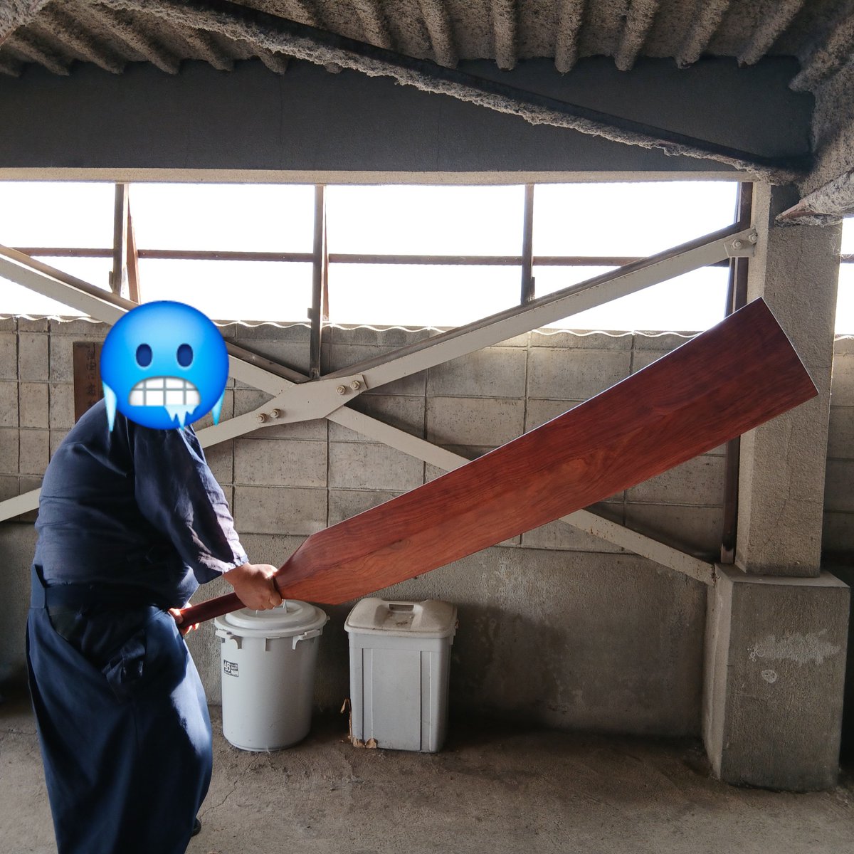 tonogen0805's tweet photo. 去る方のご注文で制作する事になりました
【超特大カイ形木刀】

長さ　180cm 
重さ　約10kチョイ
身幅　頭　25cm  
重ね　6cm 強
材質　ブビンガ

今までのご注文で最大最強クラス https://t.co/RdoxCPj6ff