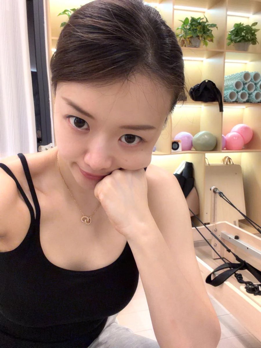 Sineeeerr's tweet photo. 练完刚刚休息一下，
托着下巴看你……是不是有点想让我陪你一起流汗？敢不敢来找我一起锻炼呀～ https://t.co/mpikdgjgk3