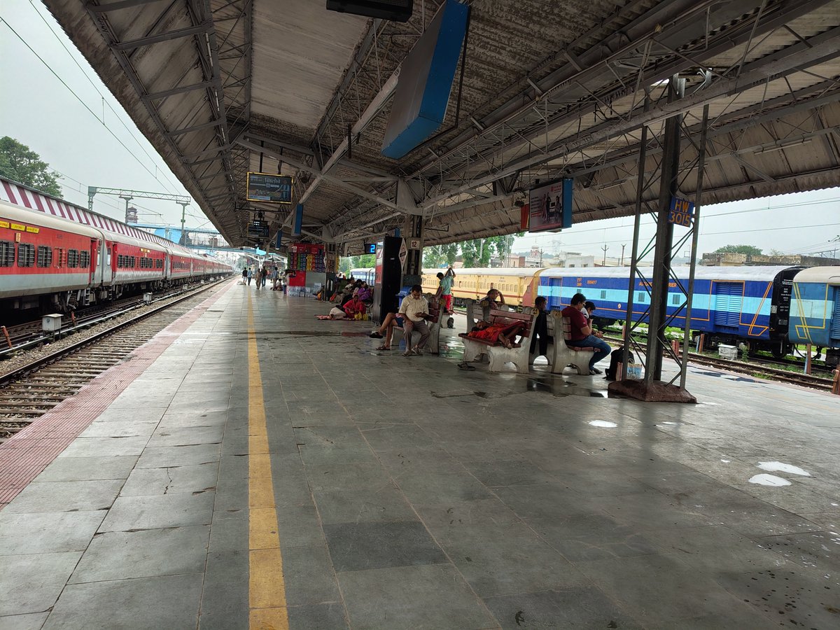 Subhashchhani's tweet photo. @RailMinIndia @RailwaySeva @CMOfficeUP @myogiadityanath @myogioffice 
हरिद्वार रेलवे स्टेशन प्लेट फॉर्म no 5 के आधे भाग पर पंखों की भी व्यवस्था नहीं है, ?
चलो कोई खास बात नहीं आगे सर्दियों में लगा देना अभी तो सर्दी पड़ रही है कब सुधरेंगे रेलवे डिपार्टमेंट ? https://t.co/lJaCthrbRS