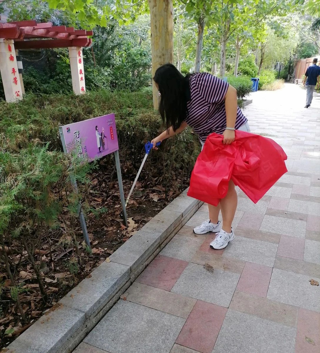 Numnoi04702177's tweet photo. Join our neighborhood clean-up this Saturday 9AM at Central Park! Bring gloves u0026 reusable bags—let’s spruce up our community together! https://t.co/DraXFHrH29