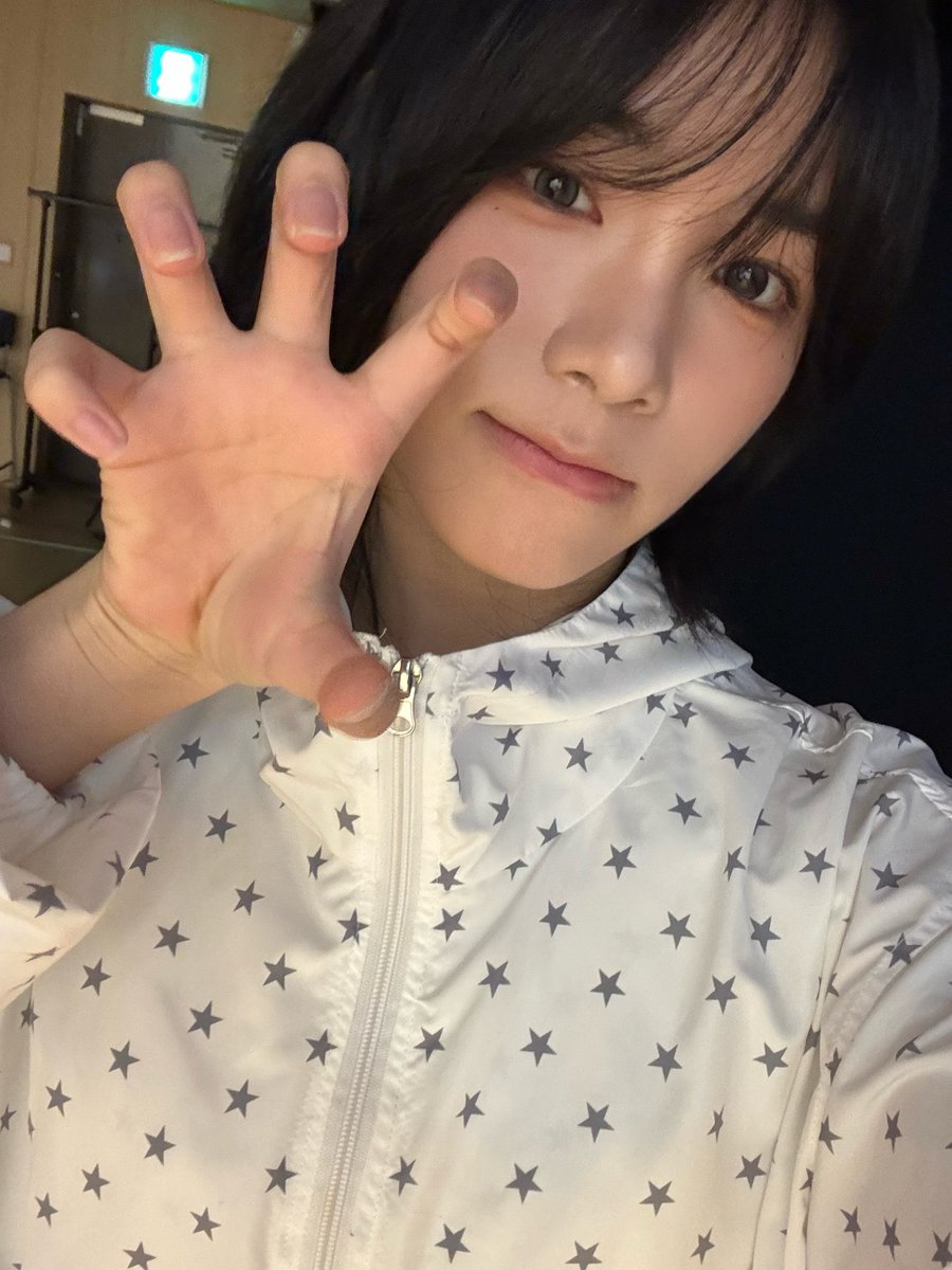 Doeiun's tweet photo. Looking all innocent and puppy-like, hoping you won’t even notice when I nonchalantly step on your foot woof woof https://t.co/XTrcXFYtpN