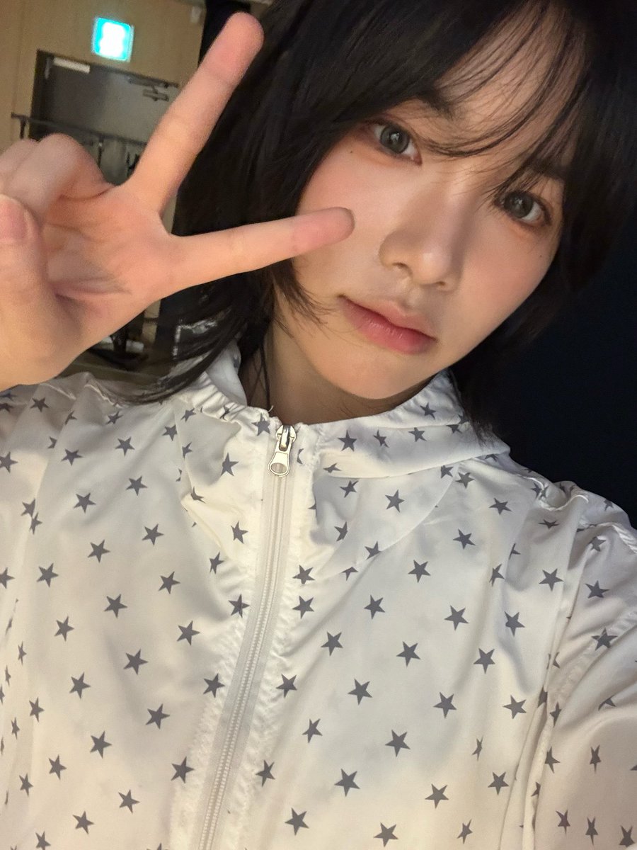 Doeiun's tweet photo. Looking all innocent and puppy-like, hoping you won’t even notice when I nonchalantly step on your foot woof woof https://t.co/XTrcXFYtpN