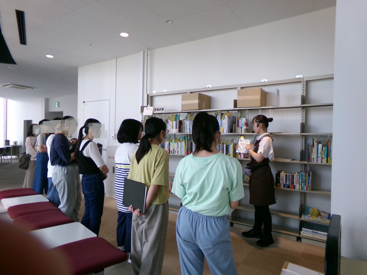 toyama_citylib's tweet photo. 本日、「書を司るのは君だ！　中高生司書体験」を開催しました。

司書の仕事紹介やブックコート貼り、図書館のバックヤードツアーを体験していただきました📖
少しでも図書館に興味を持ってもらえたら嬉しいです！参加してくださった皆さん、ありがとうございました☺️

#富山市立図書館 #TOYAMAキラリ https://t.co/UbMYP47vKz