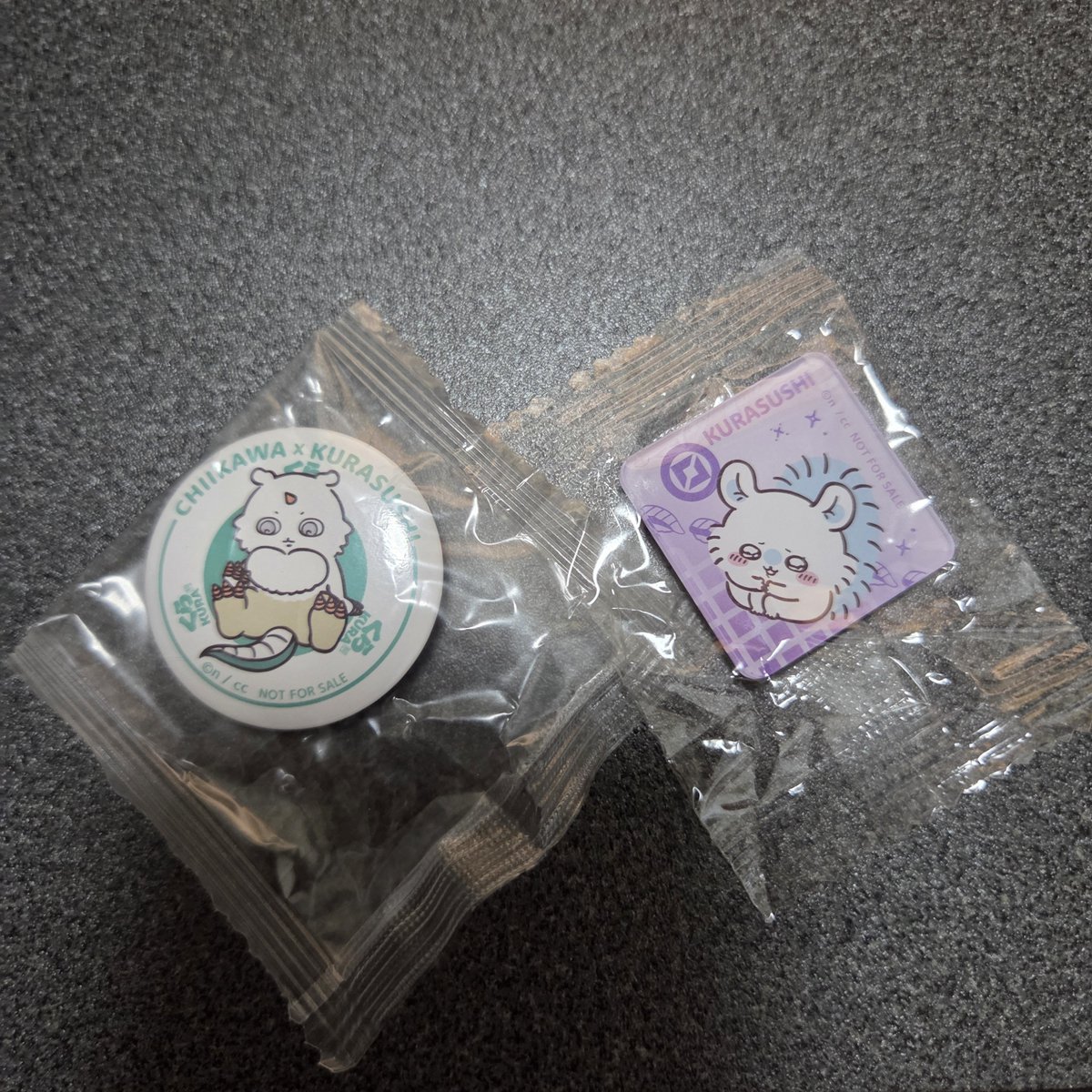 Hirodama1's tweet photo. くら寿司　ちいかわ　交換

譲　ももんが　マグネット
　　あのこ　缶バッジ
求　ちいかわのどれでも

新大阪・梅田近辺手渡し
郵送可能
ご不明点あればお気軽にどうぞ https://t.co/EF5vdfHXL3