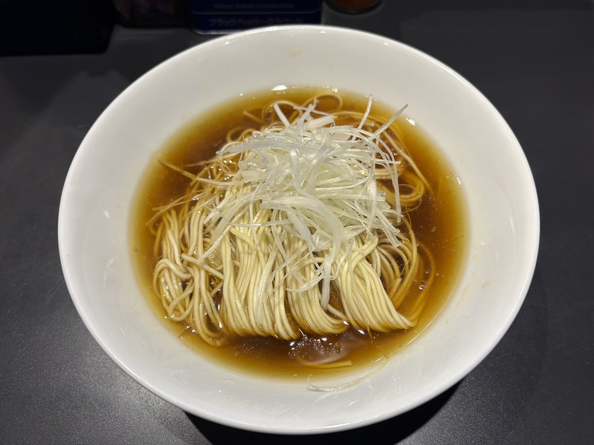 yossykitchen's tweet photo. 煮干乱舞@春日部市

かけラーメン
和え玉 渡り蟹

少し前のフォロワー限定(終了しています)。
煮干不使用で豚・鶏・野菜で炊いたスープとのこと。
意外と力強いスープで他のメニューより安価ですが、満足感はあります。
和え玉も限定で蟹の風味が楽しめます。
ごちそうさまでした。 https://t.co/g8gloLt12r
