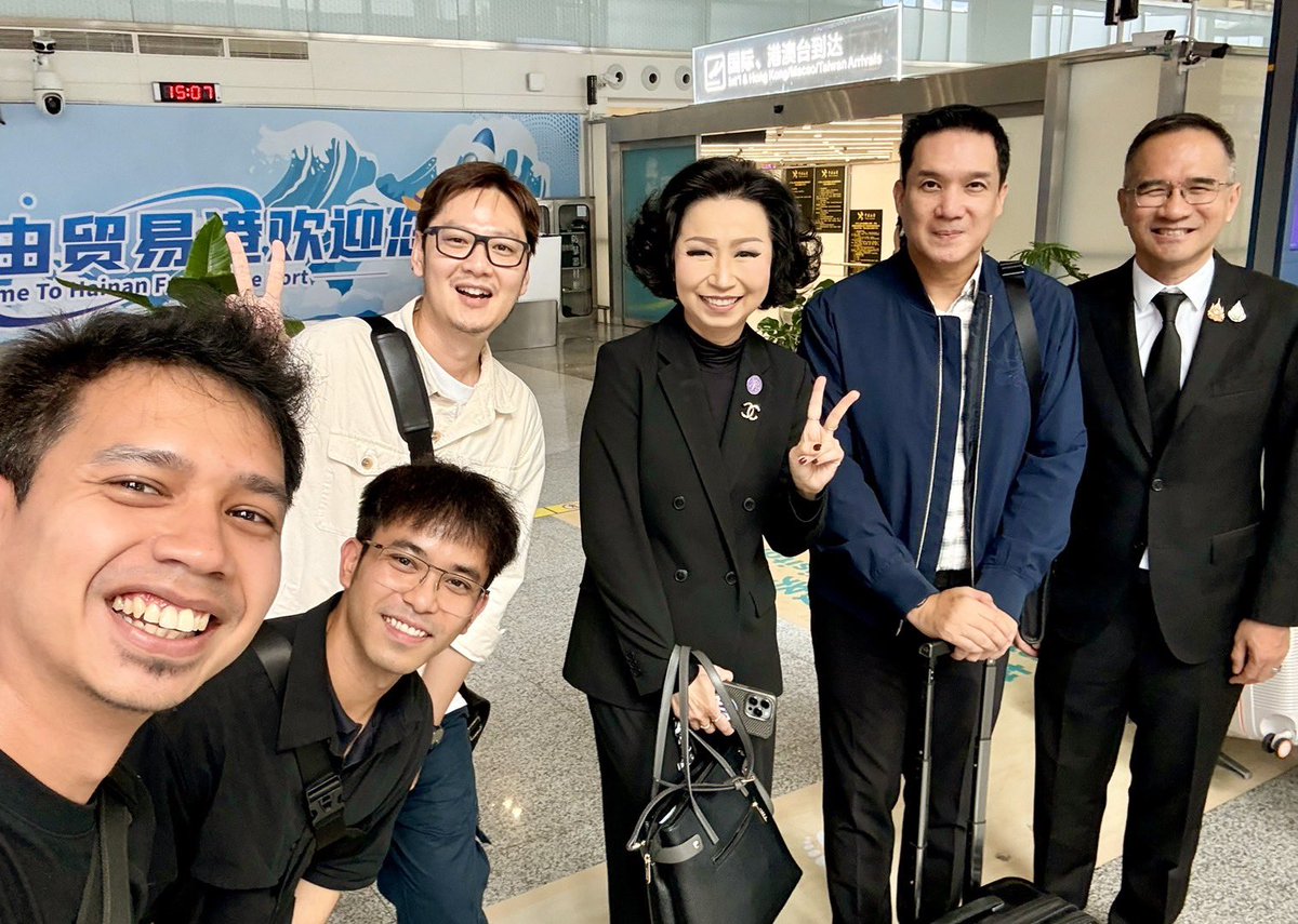 Sriyadaa's tweet photo. ถึง  #เกาะไหหลำ
 (Hainan Island ) 
น้อง ดร พีรพงศ์ หัวหน้า
โครงการ ILRS และ ทีม
วิศวกร พร้อมท่านกงสุลใหญ่
นครกวางโจว มารับ
ทีมจาก กทม ค่ะ
#กระทรวงอว https://t.co/wAGLi9ROJD
