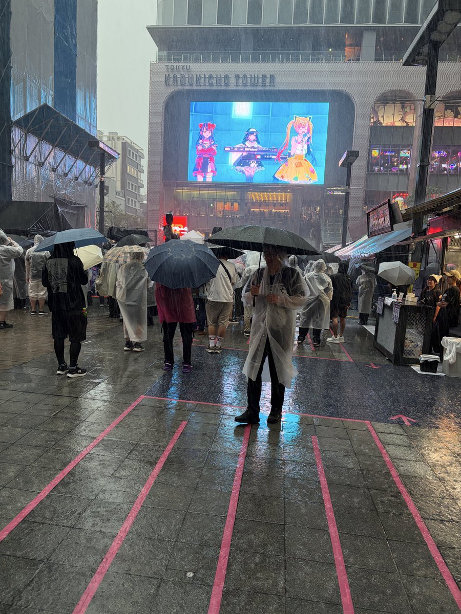 KLDSHR's tweet photo. ゆめみたで2日ぶりに新宿へりこちがライブやったZepp新宿のすぐそばの野外だけど雨天決行といえライブやれるレベルじゃない大雨 https://t.co/YsQpolucQt