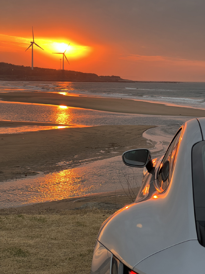 charlot47151338's tweet photo. Road trip check-in: Just pulled into the small coastal town for sunset, no plans needed—salt air and warm vibes hit different! https://t.co/21kwNeinpW