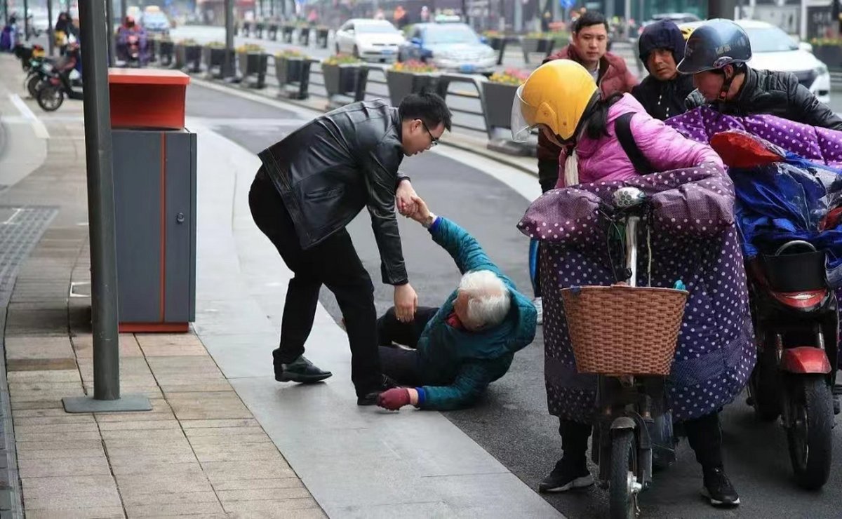 PresleyTrapl's tweet photo. Un anciano se cayó en la calle, una chica se detuvo inmediatamente para ayudarlo sin dudar, hoy el mundo se ve un poco más cálido. https://t.co/IXvEuRy4Pq