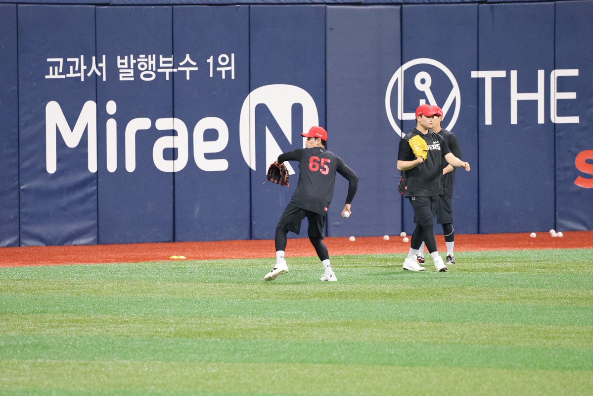 Kiatigers's tweet photo. 투수 앞 땅볼 수비 훈련
후배들을 위해 방망이 든 대투수✨ https://t.co/yCvmne8z8S