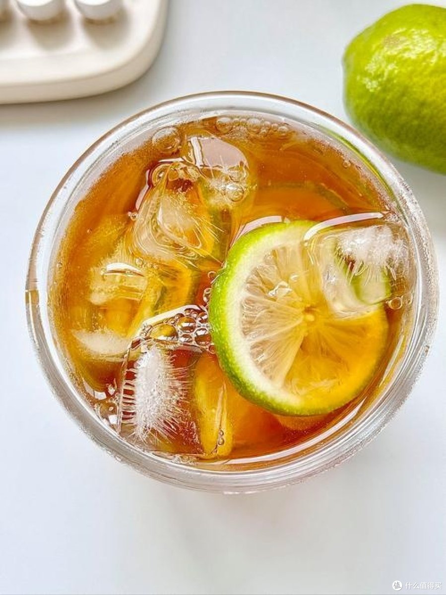 jabaflab's tweet photo. 5min iced honey lemon tea: steep black tea bag, add ice, 1 tbsp honey + fresh lemon juice, stir u0026 enjoy! Perfect summer pick-me-up https://t.co/SLunzFdeDI