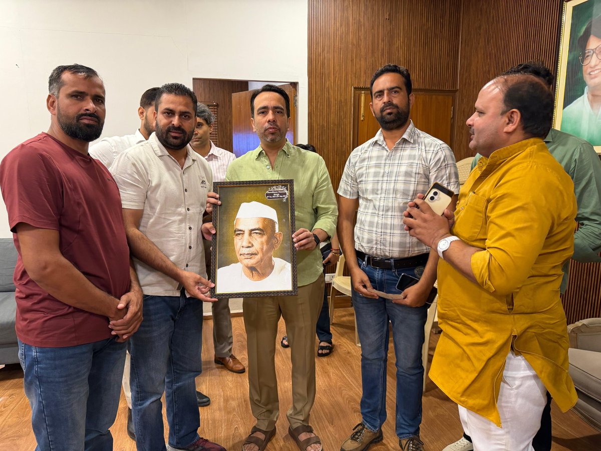 TeamRLD1's tweet photo. 25 तुगलक रोड, नई दिल्ली आवास पर माननीय केंद्रीय मंत्री श्री जयन्त चौधरी जी से विभिन्न क्षेत्रों से आए स्थानीय लोगों और कार्यकर्ताओं ने मुलाक़ात की। #TeamRLD https://t.co/IQxIX4QUEC