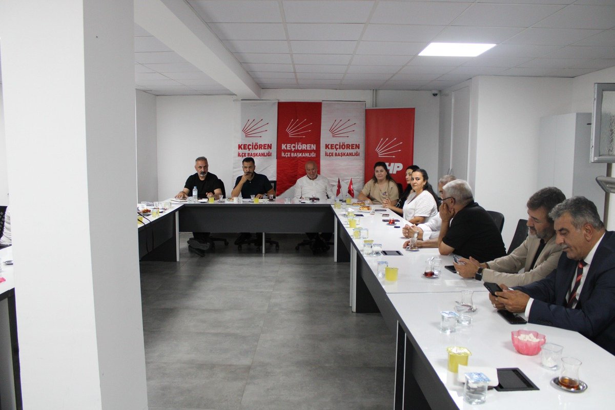 chpkeciorenn's tweet photo. Keçiören Belediyesi CHP Grup Başkanvekili Sayın Selçuk Karadağ ve değerli CHP Meclis Üyelerimiz Sevtap Akpınar, Eda Aksoyoğlu, Serpil Koç Asıl ve Aysel Kalyon ile ilçe yönetimimiz olarak bir araya geldik.
Ziyaret kapsamında ilçemize dair çalışmalarımızı, gündemimizi ve önümüzdeki döneme ilişkin hedeflerimizi değerlendirdik. İstişareyi, ortak aklı ve dayanışmayı merkeze alarak Keçiören’imiz için birlikte çalışmaya devam edeceğiz. Nazik katılımları için meclis üyelerimize teşekkür ediyor,birlikte başarılı çalışmalar gerçekleştirmeyi diliyoruz.

SADIK ERKMEN 
CHP KEÇİÖREN İLÇE BAŞKANI

@herkesicinCHP @kilicdarogluk @semradincerchp @YildirimFahri @sadikerkmen