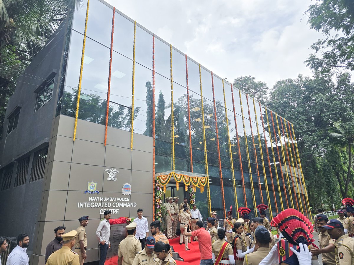 CMOMaharashtra's tweet photo. 🔸 Inauguration and stone plaque unveiling of the Integrated CCTV Command Centre (ICCC) of the Navi Mumbai Police Commissionerate Office, at the hands of CM Devendra Fadnavis.
Minister Ganesh Naik, Minister Bharat Gogawale, MLC Vikrant Patil, MLC Ravindra Phatak, MLA Manda Mhatre, MLA Mahesh Baldi and other dignitaries were present.

🔸 मुख्यमंत्री देवेंद्र फडणवीस यांच्या हस्ते नवी मुंबई पोलीस आयुक्त कार्यालयाच्या इंटिग्रेटेड सीसीटीव्ही कमांड सेंटरचे (आयसीसीसी) उदघाटन व कोनशिला अनावरण.
यावेळी मंत्री गणेश नाईक, मंत्री भरत गोगावले, आमदार विक्रांत पाटील, आमदार रविंद्र फाटक, आमदार मंदा म्हात्रे, आमदार महेश बालदी व इतर मान्यवर उपस्थित होते.

🔸 मुख्यमंत्री देवेंद्र फडणवीस इनके करकमलों से नवी मुंबई पुलिस आयुक्त कार्यालय के इंटीग्रेटेड सीसीटीवी कमांड सेंटर (आईसीसीसी) का उदघाटन एवं कोनशिला अनावरण। 
इस अवसर पर मंत्री गणेश नाईक, मंत्री भरत गोगावले, विधायक विक्रांत पाटील, विधायक रविंद्र फाटक, विधायक मंदा म्हात्रे, विधायक महेश बालदी एवं अन्य मान्यवर उपस्थित थे। 

🕛 11.50am | 22-8-2026📍Navi Mumbai | स. ११.५० वा. | २२-८-२०२६📍नवी मुंबई.

@Dev_Fadnavis @NaikSpeaks @ibharatgogawale @ivikrantpatil @iravindraphatak @MlaMandaMhatre @mlamaheshbaldi 
#Maharashtra #DevendraFadnavis #NaviMumbai