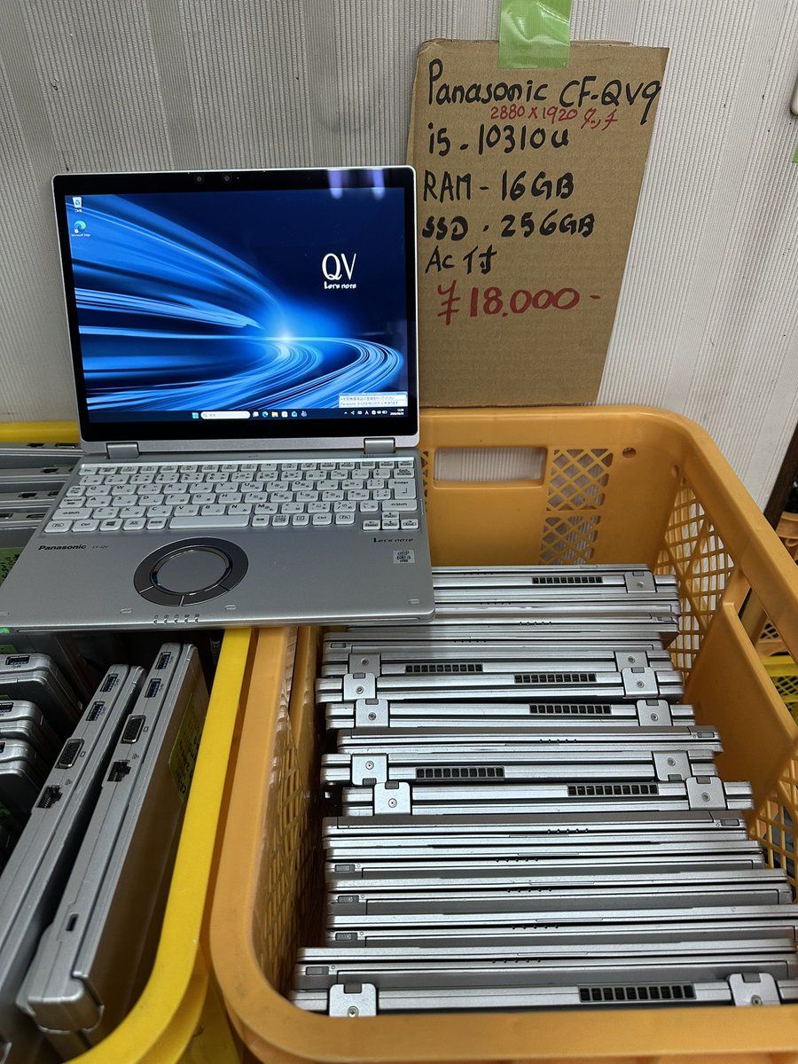 AKI_GRACE_2006's tweet photo. Panasonic CF-QV9
i5-10310U   (2880X1920)タッチ液晶
RAM  16GB
SSD  256GB
¥18000

AC付き https://t.co/7lGDvQ5rZJ