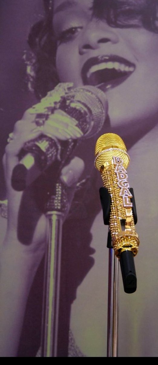 starrscartel's tweet photo. ‼️Tension rises has 
Similarities between New global popstar Tyla and Legendary Rihanna …..
Overlapping of Mics design concepts looking extra similar 

Fans accuse New global pop sensation of being a thief

🤔? https://t.co/G3uc9Y1M5J