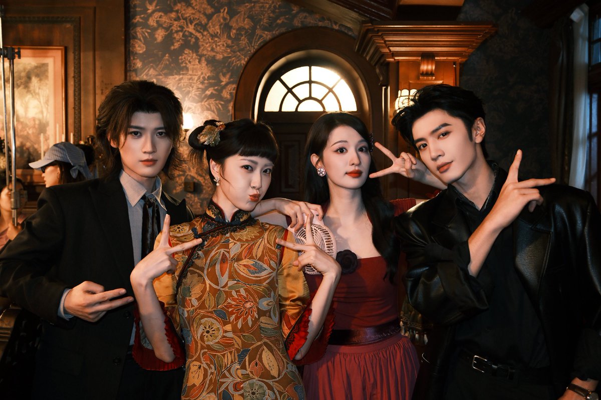 FloatingLife26's tweet photo. 220826 Qin Tianyu aka Xie Duan shared Group Photos with Young Marshall Ao Chi on Weibo.

#ChenZheyuan #陈哲远 #AoChi #敖炽 
#TalesoftheFloatingWorld 
#FuSheng #浮生 https://t.co/1BJIOi9HuC