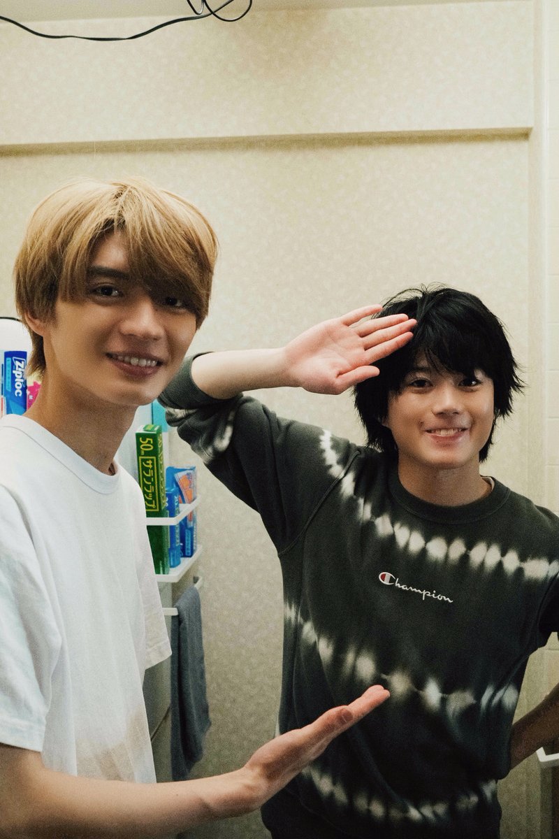 tx_doramanext's tweet photo. 🎬 𝑻𝑽𝒆𝒓にて【𝟏話〜𝟑話＋𝟖話】を見逃し配信中🌻
〔#君は夏のなか〕

📸︴オフショット

2人でおにぎりを作る撮影前にパシャリ🍙✨

𝑼-𝑵𝑬𝑿𝑻にて【第𝟗話】先行配信中🎥
❯❯ 𝐓𝐕𝐞𝐫お気に入り登録をお願いします！

👉🏻https://t.co/AscuIfC24R

#奥智哉 #杢代和人
#ドラマ君夏 https://t.co/QWnrAwC0YR