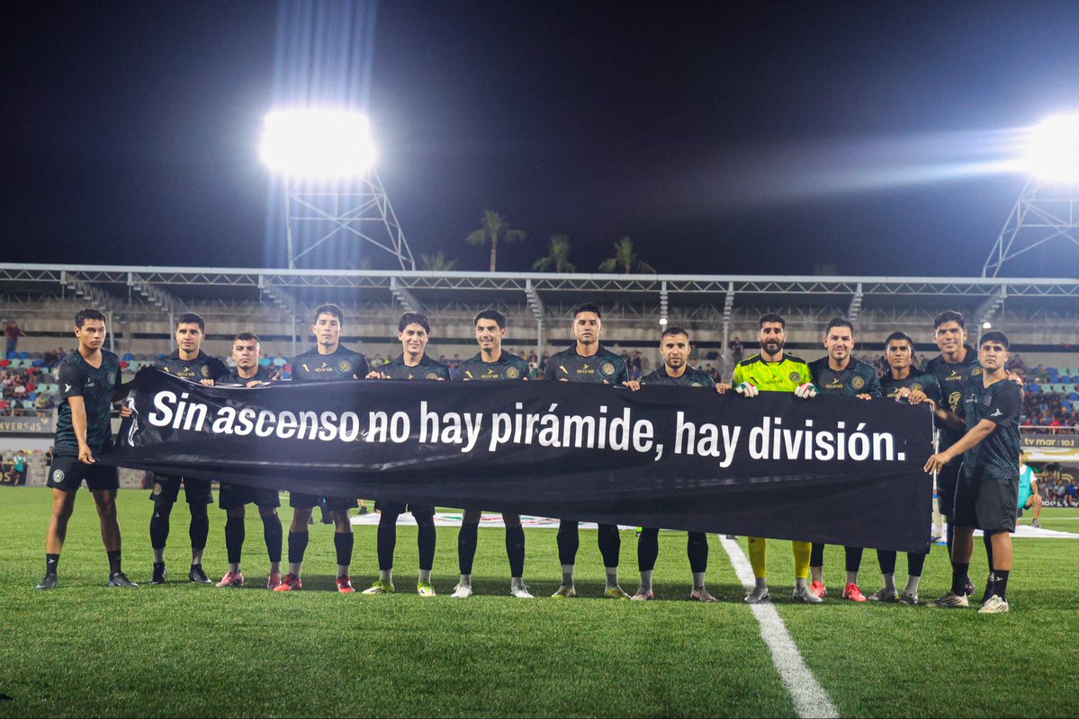 CantaloCamacho's tweet photo. NO es una pirámide, es un techo para los que sueñan. 

Así sale hoy @atleticolapaz https://t.co/PLTtnfjY3z