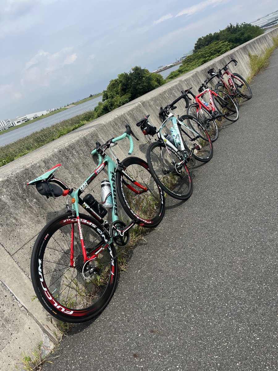 tricoslime's tweet photo. 今日は
ビアンキ2台
ピナレロ2台
でランチ

さて、帰って試合の準備 https://t.co/XOlrota6DL