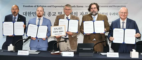 hwpl_10_us's tweet photo. SEOUL, South Korea, 7 August 2026 — HRWF, together with CAP LC, held a press conference today at the Seoul Foreign Correspondents’ Club on freedom of religion or belief and freedom of expression in South Korea.
#HumanRights #HRWF #SoulConference https://t.co/D2ZWsB42xi
