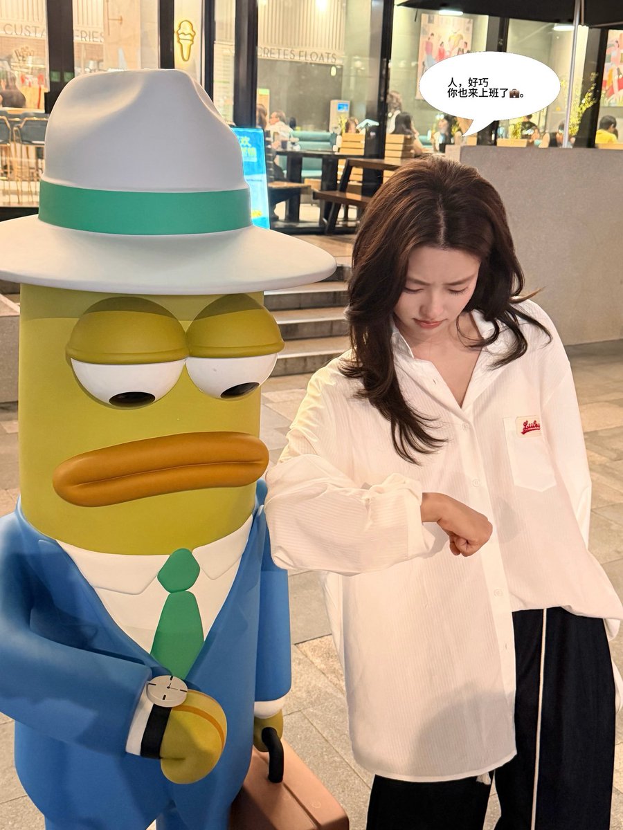 Ruohaq's tweet photo. spotted! the look who i bumped into: fred the legendary yellow business fish from bikini bottom! he seems like he’s in quite a hurry and checking his watch every five seconds. i'm doing the exact same. we are definitely twins. ⌚🐟 https://t.co/nCSGUZJloW